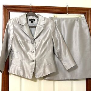 Isabella 2pc Elegant Suit          Excellent Preloved Condition